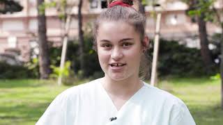 Video Pflege- und Betreuungsberufe - Pflegeassistentin in Ausbildung Katharina Baranyai blickt in die Kamera.